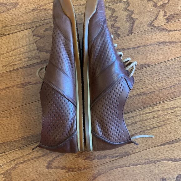Clark’s Leather Size 8.5 tan sneakers main image 6